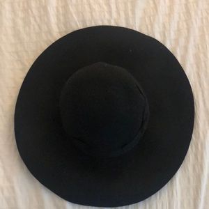 Black round brim felt hat
